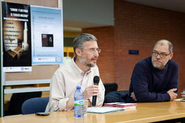 Javier Muñoz Arrebola y Pablo Aranda en la presentación de su novela 'El protegido'. Biblioteca General. Abril 2015