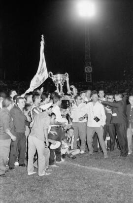 Málaga. Trofeo Costa del Sol. Entrega de la copa al FC Málaga. Estadio de la Rosaleda. Agosto de 1963