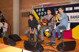Concierto del III Certamen de Cantautores Destino UMA. Jornadas de Puertas Abiertas de la Universidad de Málaga. Complejo Polideportivo Universitario. Abril de 2015