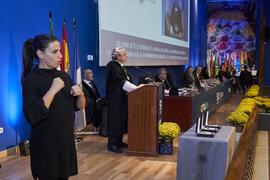 Intérprete de signos traduce el discurso de José Ángel Narváez. Imposición de la Medalla de Oro de la Universidad de Málaga a Junta de Andalucía, Diputación Provincial de Málaga y Ayuntamiento de la capital. Paraninfo. Noviembre de 2023