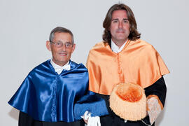 Miguel Delibes de Castro junto a otro asistente de su investidura como Doctor "Honoris Causa" por la Facultad de Ciencias de la Universidad de Málaga. Junio de 2014