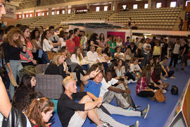 Jurado y asistentes del III Certamen de Cantautores Destino UMA. Jornadas de Puertas Abiertas de la Universidad de Málaga. Complejo Polideportivo Universitario. Abril de 2015