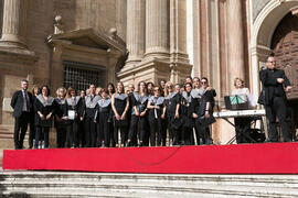 Coro Oficial de la Universidad de Málaga. Acto de la Hermandad de los Estudiantes en la Catedral. Plaza del Obispo, Málaga. Abril de 2019