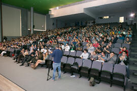 Asistentes a la conferencia "Dialogando" con Chema Alonso. Salón de actos de la E.T.S.I Informática y Telecomunicaciones. Abril de 2017