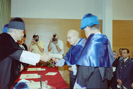 Investidura como Doctor "Honoris Causa" de D. Alberto Dou i Mas de Xexàs por la Universidad de Málaga. Salón de Actos del Rectorado. Mayo de 2002