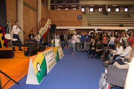 Guillermo Villalobos presenta el III Certamen de Cantautores Destino UMA. Jornadas de Puertas Abiertas de la Universidad de Málaga. Complejo Polideportivo Universitario. Abril de 2015