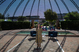 Luisa María Gómez del Águila presenta la conferencia "Dialogando" con Theresa Zabell. Jardín Botánico de la Universidad de Málaga. Mayo de 2021
