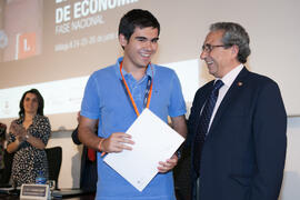 Entrega del primer premio a Martín Montilla. Entrega de premios en el Paraninfo de la Universidad de Málaga. Olimpiada Española de Economía, Fase Nacional. Junio de 2015