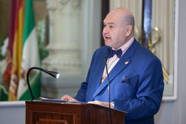 Intervención de Antonio Garrido Moraga en el nombramiento de Eugenio Chicano como miembro de la Real Academia de Bellas Artes de San Telmo. Salón de los Espejos, Ayuntamiento de Málaga. Septiembre de 2016