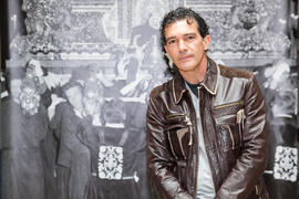Visita de D. Antonio Banderas a la exposición "Semana Santa, 1972. Universidad de Málaga, 40 años compartiendo futuro". Rectorado. Marzo de 2013