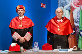 Ángel Rodríguez-Vergara y Miquel Roca i Junyent en su investidura como Doctor "Honoris Causa" por la Universidad de Málaga. Paraninfo. Diciembre de 2024