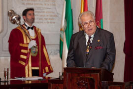 Intervención de Eugenio Chicano tras la entrega de la Medalla de la Ciudad y su nombramiento como Hijo Predilecto. Ayuntamiento de Málaga. Octubre de 2014