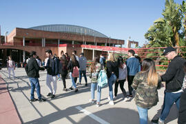 Llegada de estudiantes a las Jornadas de Puertas Abiertas de la Universidad de Málaga. Complejo Polideportivo Universitario. Abril de 2018