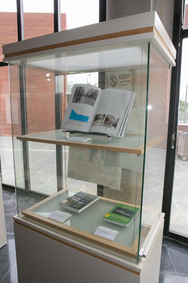 Exposición bibliográfica "La Biblioteca Universitaria y el Turismo Sostenible en Málaga". Biblioteca General. Abril de 2017