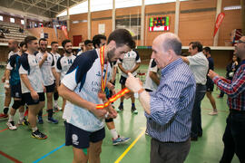 Entrega de la medalla de bronce a la Universidad de Almería en la categoría masculina. Campeonato de España Universitario de Voleibol. Complejo Polideportivo Universitario. Abril de 2018