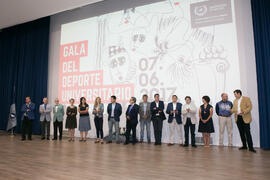 Foto de grupo tras la entrega de trofeos en la Gala del Deporte Universitario 2017. Escuela Técnica Superior de Ingeniería de Telecomunicaciones. Junio de 2017