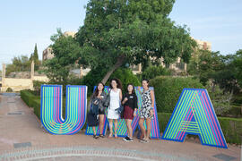 Cristina Ortega Medina posa con alumnas. Bienvenida a los alumnos de intercambio internacional de la Universidad de Málaga. Jardín botánico. Octubre de 2016