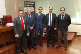Foto de grupo previa a la mesa de trabajo "Palancas de crecimiento: una visión sectorial", durante la jornada del II Día de la Economía Andaluza. Facultad de Ciencias Económicas y Empresariales. Febrero de 2015