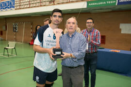 Entrega de trofeo a la Universidad de Almería como tercer clasificado en la categoría masculina. Campeonato de España Universitario de Voleibol. Complejo Polideportivo Universitario. Abril de 2018