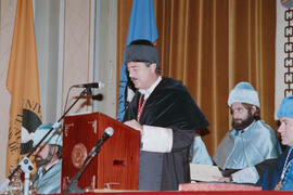 Investidura como Doctores "Honoris Causa" de D. Manuel Albar y D.ª Marjorice Grice-Hutchinson por la Universidad de Málaga. Teatro María Cristina. Enero de 1992