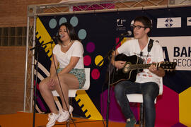 Concierto del III Certamen de Cantautores Destino UMA. Jornadas de Puertas Abiertas de la Universidad de Málaga. Complejo Polideportivo Universitario. Abril de 2015