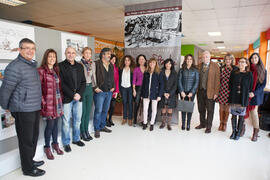 Fotografía de grupo en la inauguración de la exposición "Idígoras y Pachi. 50 años de la Facultad de Ciencias Económicas y Empresariales". Facultad de Económicas. Enero de 2016