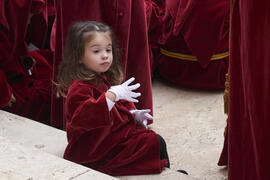 Niña de penitente en el acto de la Hermandad de los Estudiantes en la Catedral. Plaza del Obispo, Málaga. Abril de 2022
