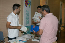 Entrega de documentación. Curso "Los riesgos de una sociedad radicalizada". Cursos de verano 2019 de la Universidad de Málaga. Marbella. Julio de 2019