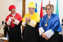 Adelaida de la Calle, José María Martín Delgado y Antonio Díez de los Ríos en la imposición de la Medalla de Oro de la Universidad de Málaga a Adelaida de la Calle. Paraninfo. Mayo de 2016