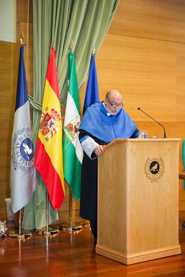 Mario Vargas en la investidura como Doctor "Honoris Causa" de Miguel Delibes de Castro por la Facultad de Ciencias de la Universidad de Málaga. Rectorado. Junio de 2014