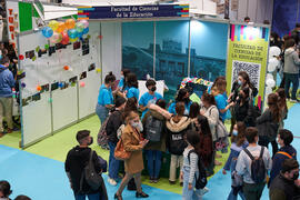 Estand de la Facultad de Ciencias de la Educación. Jornada de Puertas Abiertas de la Universidad de Málaga. Complejo Polideportivo Universitario. Marzo de 2022