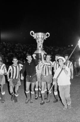Málaga. Trofeo Costa del Sol. Entrega de la copa al FC Málaga. Estadio de la Rosaleda. Agosto de 1963
