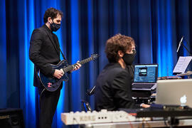 Guitarrista. Concierto de Bandas Sonoras de la 31 edición de Fancine de la Universidad de Málaga. Auditorio de la Escuela Técnica de Ingeniería de Telecomunicaciones e Informática. Noviembre de 2021