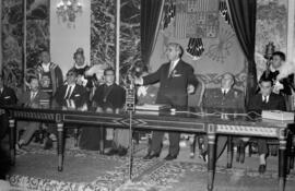 Málaga. Imposición de medalla de oro de Logroño al gobernador civil, Ramón Castilla Pérez. Gobierno Civil. Abril de 1963