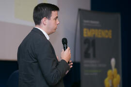 Intervención de un emprendedor en la mesa redonda "Emprendimiento e innovación en promoción del territorio". Seminario "Emprende 21". Paraninfo. Noviembre de 2017