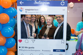 Foto de grupo en el estand del Centro de Magisterio María Inmaculada de Antequera durante las Jornadas de Puertas Abiertas de la Universidad de Málaga. Complejo Polideportivo Universitario. Marzo de 2017