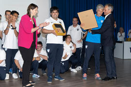 Entrega del premio Inclusión a los miembros de la Fundación Málaga Club de Fútbol EDI- Málaga Genuine. Gala del Deporte Universitario 2019. Escuela Técnica Superior de Ingeniería de Telecomunicaciones. Junio de 2019