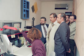 Visita del rector de la Universidad de Málaga, José María Martín Delgado, al Centro de Tecnología de la Imagen. 1992