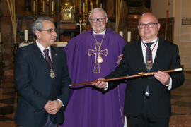 Entrega del bastón de mando de la Universidad de Málaga a la Cofradía de los Estudiantes. Misa de Lunes Santo. Iglesia de San Agustín. Abril de 2017