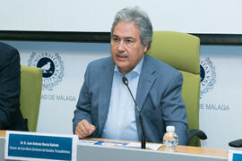 Juan Antonio García Galindo presenta la jornada "Situación actual de Puerto Rico. Cooperación internacional y oportunidades de negocio en la isla". Edificio del Rectorado. Diciembre de 2017
