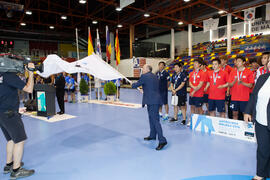 Pedro Montiel ondea la bandera de la FISU. Ceremonia de clausura del Campeonato del Mundo Universitario de Balonmano. Antequera. Julio de 2016