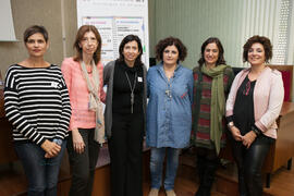 Foto de grupo previa a la mesa redonda "El emprendimiento femenino en la sostenibilidad y promoción de los entornos naturales". Seminario "Emprende 21". Facultad de Ciencias Económicas y Empresariales. Noviembre de 2016