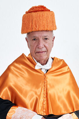 Retrato de Alejandro Portes previo a su investidura como Doctor "Honoris Causa" por la Universidad de Málaga. Paraninfo. Octubre de 2024