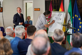 Intervención de Ángel Idígoras en la inauguración de su mural en la Facultad de Ciencias Económicas y Empresariales de la Universidad de Málaga. Campus de El Ejido. Junio de 2022