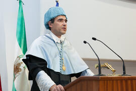 Juan Antonio Perles Rochel en la investidura como Doctor "Honoris Causa" de Antonio Soler por la Facultad de Filosofía y Letras de la Universidad de Málaga. Paraninfo. Junio de 2016