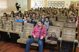 Público asistente a la mesa redonda "El emprendimiento femenino en la sostenibilidad y promoción de los entornos naturales". Seminario "Emprende 21". Facultad de Ciencias Económicas y Empresariales. Noviembre de 2016