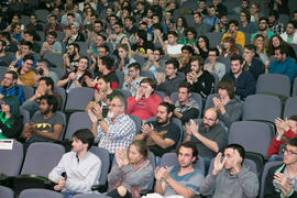 Alumnos tras la conferencia "Dialogando" con Chema Alonso. Salón de actos de la E.T.S.I Informática y Telecomunicaciones. Abril de 2017