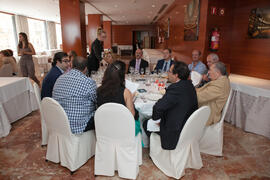 Asistentes a la entrega de becas Alumni-UMA a alumnos pertenecientes a la Hermandad de Estudiantes. Hotel AC Málaga Palacio. Mayo de 2015