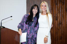 Josefa García con una alumna en su graduación. Centro Internacional de Español. Julio de 2014