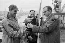 Francisco García Grana entregando al ganador el Trofeo Marca de la XVI Regata Internacional de balandros. Puerto de Málaga. Enero de 1963